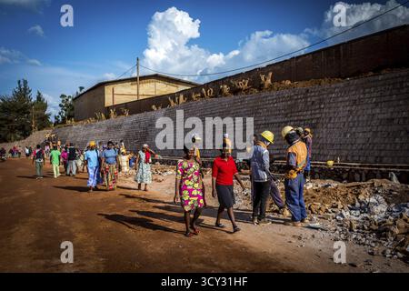 RWA RUANDA RUANDA Kigali Fußgänger gehen durch eine Straßenbaustelle im Stadtteil Gikondo Stockfoto