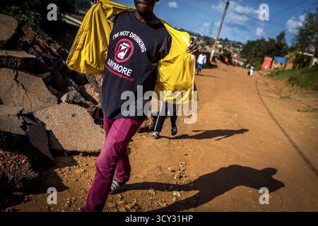 RUANDA Kigali RUANDA Kigali Ein Mann mit Hemd auf einer Straße im Bezirk Gikondo Stockfoto