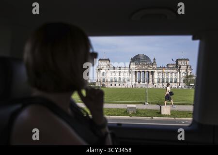 DEU Deutschland Berlin City Tour zu den Sehenswürdigkeiten der Hauptstadt. Blick auf den Reichstag vom Tourbus aus Stockfoto