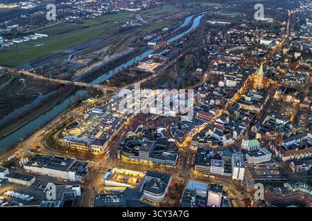 Luftaufnahme, Überblick über Hamm bei Nacht, Technisches Rathaus, Alleecenter ECE, Lutherkirche im Lutherviertel, Bockum-Hoevel, Hamm, Ruhrgebiet, NOR Stockfoto