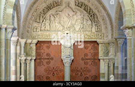 Vézelay, la basilique Sainte-Marie-Madeleine, Tympan du Portail Central du Narthex // Vezelay, die Basilique Sainte-Marie-Madeleine, Tor Stockfoto