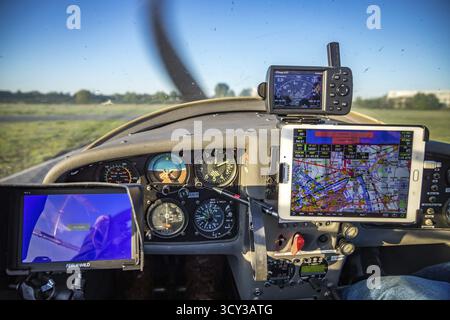 Luftbild, motorisierter Tourensegler Hoffmann Dimona H36, Cockpit, Instrumente, Hamm, Ruhrgebiet, Nordrhein-Westfalen, Deutschland, D-KAFM, DE, Europa Stockfoto