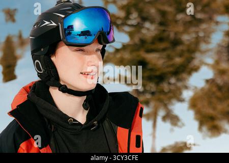 Junge Frau, die im Winter Skifahren im Freien genießt Stockfoto