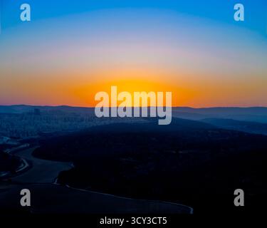 Sonnenaufgang über dem Haelah-Tal, von der Spitze von Tel Azekah, Jerusalem Hills, Israel. Das Tal von Elah, Ella-Tal (Tal der Terebinth oder Stockfoto
