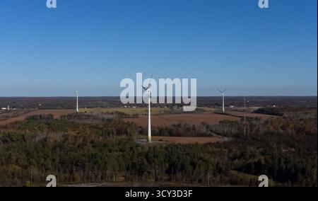 Windturbinengeneratoren für die Erzeugung sauberer elektrischer Energie. Stockfoto