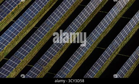 Luftaufnahme von Reihen von Solarpaneelen zur Energieerzeugung. Stockfoto