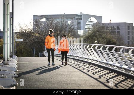 DEU Deutschland Berlin Jogger vor dem Bundeskanzleramt Stockfoto