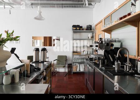 Das Café bietet ein sauberes, modernes Design mit eleganter Ausstattung Stockfoto