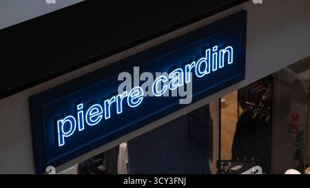 Krakau, Polen, Oktober 2025: Nahaufnahme des beleuchteten Pierre Cardin-Ladenschildes in einem modernen Einkaufszentrum. Das Foto zeigt die zeitgenössische Version Stockfoto