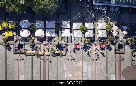 Luftaufnahme, Outdoor Catering am Kennedyplatz, Protestschild für Seebruecke und Flüchtlingsaufnahme, Stadtzentrum, Essen, Ruhrgebiet, Nordrhein-Westp Stockfoto