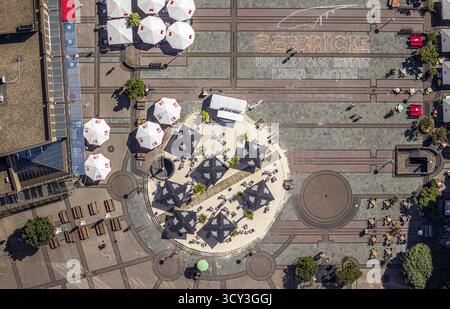 Luftaufnahme, Outdoor Catering am Kennedyplatz, Protestschild für Seebruecke und Flüchtlingsaufnahme, Stadtzentrum, Essen, Ruhrgebiet, Nordrhein-Westp Stockfoto