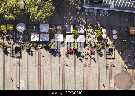 Luftaufnahme, Straßencafé, Gastronomie Kennedyplatz, Essen, Ruhrgebiet, Nordrhein-Westfalen, Deutschland, Outdoor Gastronomie, Biergarten, Café, Corona Stockfoto