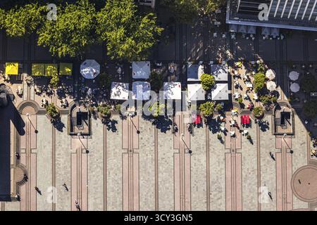 Luftaufnahme, Straßencafé, Gastronomie Kennedyplatz, Essen, Ruhrgebiet, Nordrhein-Westfalen, Deutschland, Outdoor Gastronomie, Biergarten, Café, Corona Stockfoto