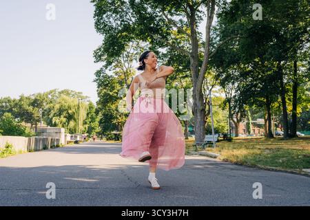 Glückliche Frau, die draußen tanzt und Freude und Freiheit ausdrückt Stockfoto