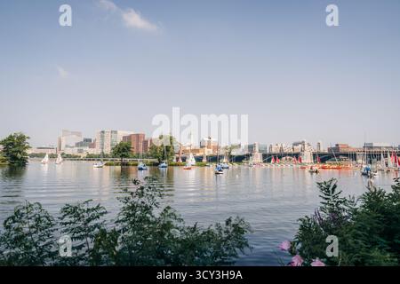 Segelboote auf dem charles River im Stadtbild von boston Stockfoto