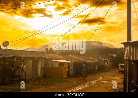 Afrikanischer Sonnenuntergang fotografiert im Dorf Sekenani in der Nähe von Masai Mara, Kenia die Einwohner gehören zum Stamm der Maasai Stockfoto