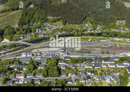 Luftaufnahme, Bahnhof Finnentrop, Fußgängerbrücke, Finnentrop, Sauerland, Nordrhein-Westfalen, Deutschland, Bahnhof, Bahnhofsvorplatz Stockfoto