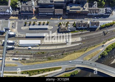 Luftaufnahme, Bahnhof Finnentrop, Fußgängerbrücke, Finnentrop, Sauerland, Nordrhein-Westfalen, Deutschland, Bahnhof, Bahnhofsvorplatz Stockfoto