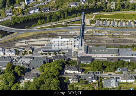 Luftaufnahme, Bahnhof Finnentrop, Fußgängerbrücke, Finnentrop, Sauerland, Nordrhein-Westfalen, Deutschland, Bahnhof, Bahnhofsvorplatz Stockfoto