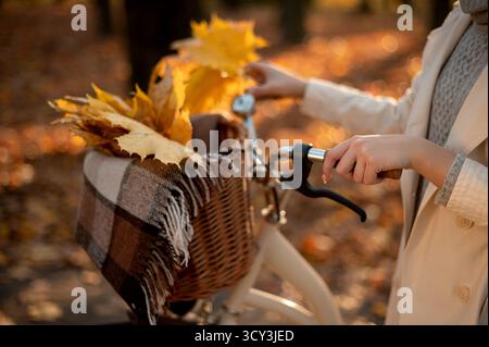 Zugeschnittene Ansicht einer Frau, die mit dem Fahrrad läuft und den Herbst genießt Stockfoto