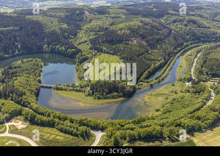 Aus der Vogelperspektive, Stausee Bigge Ahauser, Klippen Ahauser, Finnentrop, Sauerland, Nordrhein-Westfalen, Deutschland, Brücke, DE, Eisenbahnbrücke, Europa, Hügel Stockfoto