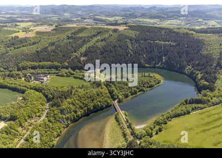 Luftaufnahme, Stausee Bigge Ahauser, Ahauser Klippen, Speicherkraftwerk Ahausen, Schloss Ahausen, Finnentrop, Sauerland, Nordrhein-Westfalen, Ge Stockfoto
