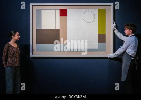 London, UK. 17th Oct, 2025. December 1942 - April 1944 (abstract painting) by Ben Nicholson, estimate GBP 800,000 - 1,200,000 - Modern British and Irish Art Evening Sale at Christie's King Street, London. Credit: Guy Bell/Alamy Live News Stockfoto