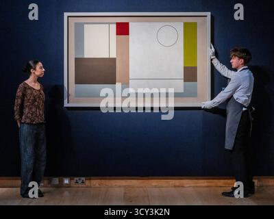 London, UK. 17th Oct, 2025. December 1942 - April 1944 (abstract painting) by Ben Nicholson, estimate GBP 800,000 - 1,200,000 - Modern British and Irish Art Evening Sale at Christie's King Street, London. Credit: Guy Bell/Alamy Live News Stockfoto
