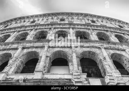Blick über den iconic Flavischen Amphitheater, aka Kolosseum in Rom, Italien Stockfoto