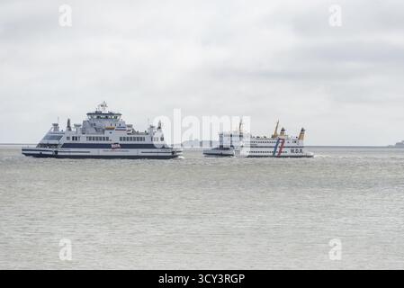 Zwei Fähren der Wyker Dampfschiffs-Reederei (W.D.R.), links Autofähre Schleswig-Holstein, rechts Nordfriesland, Wyk, Insel Foehr, Schl Stockfoto