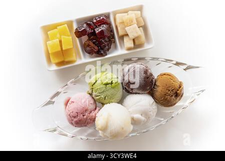 Draufsicht mehrfarbige Eis in einem klaren Gericht und süß verarbeitet Obst zum gemeinsamen Essen im Vintage Thai Stil, Satz von bunten Eisbecher Stockfoto