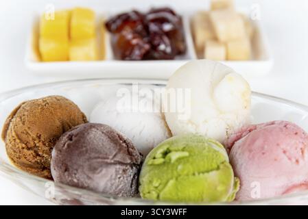 Nahaufnahme Seitenansicht mehrfarbige Eis in einem klaren Gericht und süß verarbeitet Obst zum gemeinsamen Essen im thailändischen Stil, Satz von bunten Eisbecher Stockfoto