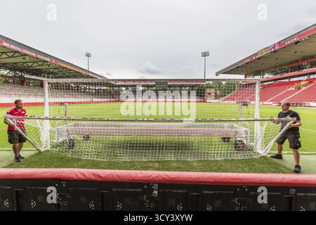 DEU Deutschland Berlin vor Saisonbeginn wird im Stadion der alten Foesterei Ein neues Tor Tor Tor errichtet. Das alte Ziel hatte Stockfoto