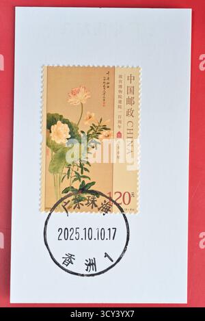 CHINA - UM 2025: Eine in China gedruckte Briefmarke zeigt das 100. Jubiläum des Palastmuseums um 2025. Stockfoto
