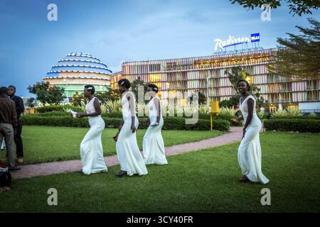 RWA RUANDA RUANDA Kigali Eine Hochzeitsfeier hat im Kigali Convention Centre Fotos gemacht. Ein beliebter angesehener Ort, wo Fotos und Videos zu finden sind Stockfoto