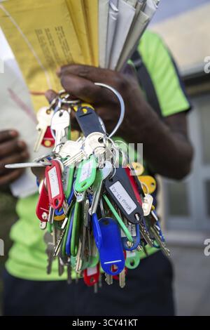 DEU Deutschland Berlin Ein Mitarbeiter der PIN AG hält beim Verteilen von Briefen einen großen Haufen Schlüssel in der Hand Stockfoto