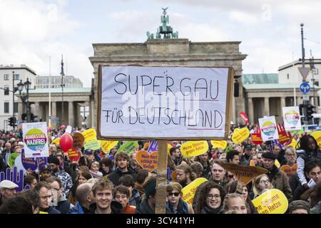 DEU Deutschland Berlin große Demonstration gegen Rassismus im Deutschen Bundestag, bedingt durch den Beitritt der AFD. Teilnehmer-Anti-Gauland-Plakat Stockfoto