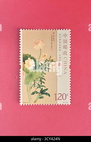 CHINA - UM 2025: Eine in China gedruckte Briefmarke zeigt das 100. Jubiläum des Palastmuseums um 2025. Stockfoto