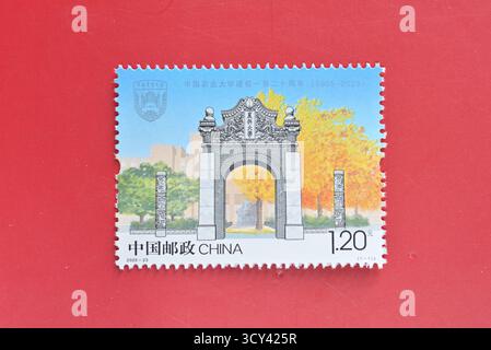 CHINA - CA. 2025: Ein in China gedruckter Stempel zeigt den 120. Jahrestag der China Agricultural University, ca. 2025. Stockfoto