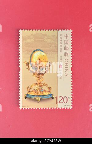 CHINA - UM 2025: Eine in China gedruckte Briefmarke zeigt das 100. Jubiläum des Palastmuseums um 2025. Stockfoto