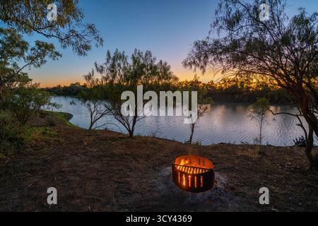 Lagerfeuer am Ufer des Thomson River, Lochern National Park, Queensland, Australien Stockfoto