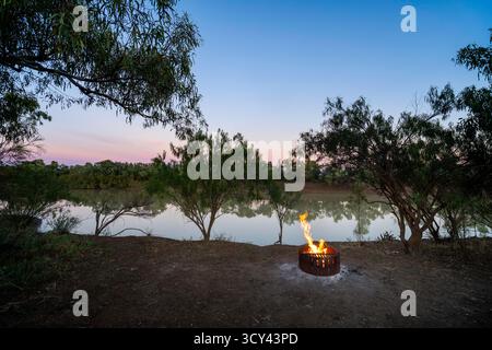 Lagerfeuer am Ufer des Thomson River, Lochern National Park, Queensland, Australien Stockfoto