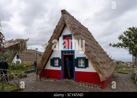 Santana, Madeira, Portugal - 03.22.2025: Traditionelle alte Häuser von Santana auf Madeira, Portugal Stockfoto