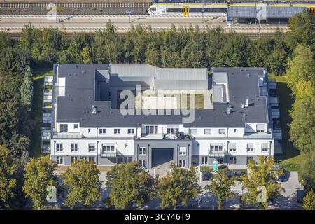Luftaufnahme, Bahnhof Holzwickede, neues Wohn- und Geschäftshaus, Bahnhofstraße, Holzwickede, Ruhrgebiet, Nordrhein-Westfalen, Deutschland, ra Stockfoto