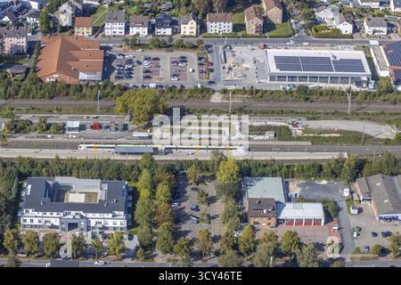 Luftaufnahme, Bahnhof Holzwickede, Bahnhofsvorplatz, neues Wohn- und Geschäftshaus, Bahnhofstrasse, Freiwillige Feuerwehr, Holzwickede, Ruh Stockfoto