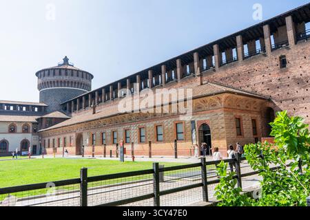 Italien, Mailand - 17. Juli 2025: Schloss Sforza in Mailand. Alte italienische Architektur. Tower Fort Gebäude. Alte Mauerfassade Fort House Hof Außen Stockfoto