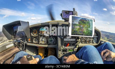 Luftaufnahme, Cockpit-Motorsegler Hoffmann Dimona, Meschede, Sauerland, Nordrhein-Westfalen, Deutschland, Cockpit, DE, Europa, Instrumentenanzeige, Aero Stockfoto