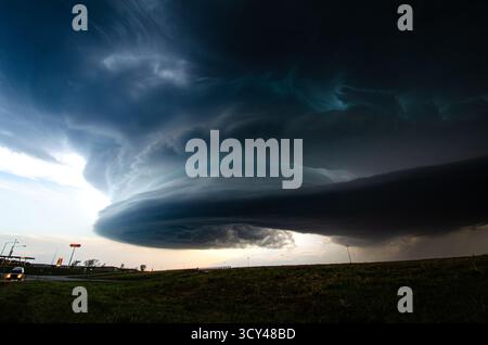 Eine Sturmwolkenstruktur eines Mutterschiffs schweben über einer belebten Colorado interstate, mit dramatischem Himmel, extremen Wetterbedingungen, intensiver Atmosphäre, Bewegung, Stockfoto