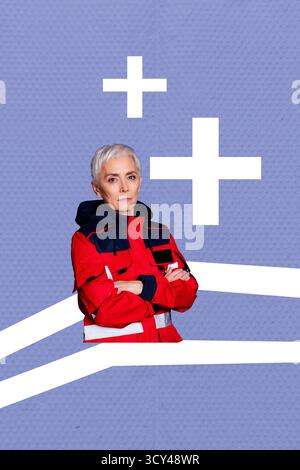 Vertikales Banner 3D Poster Bild Foto Collage der ernsthaften alten Frau Arzt Arbeiter Stand Kreuz erste Notfall-Hilfe Beruf Stockfoto