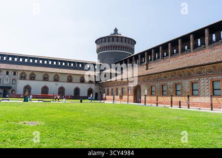 Italien, Mailand - 17. Juli 2025: Grünes Gras im Schloss Sforza in Mailand. Alte italienische Architektur. Tower Fort Gebäude. Alte Mauerfassade Fort House Hof Außen Stockfoto